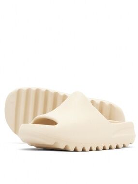 Kids Yeezy slides in bone